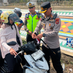 Aksi Sosial Sambut HUT RI ke-81 Satlantas Polres Way Kanan Bagikan Bendera Merah Putih Gratis ke Pengendara