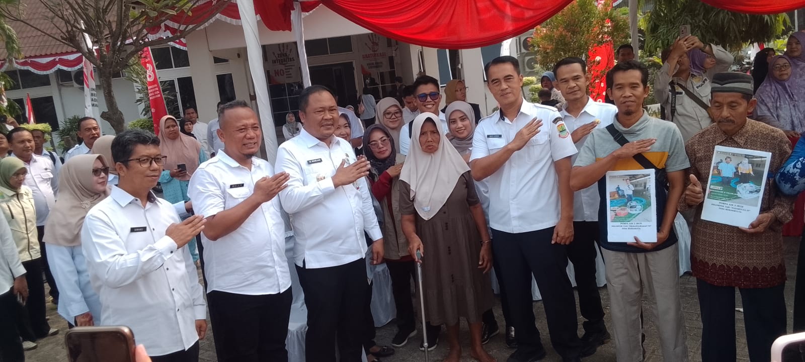 Semarak PATEN Telukjambe Barat: Wujud Pelayanan Publik Dekat dengan Masyarakat, Wabup H. Maslani Borong Jajanan UMKM