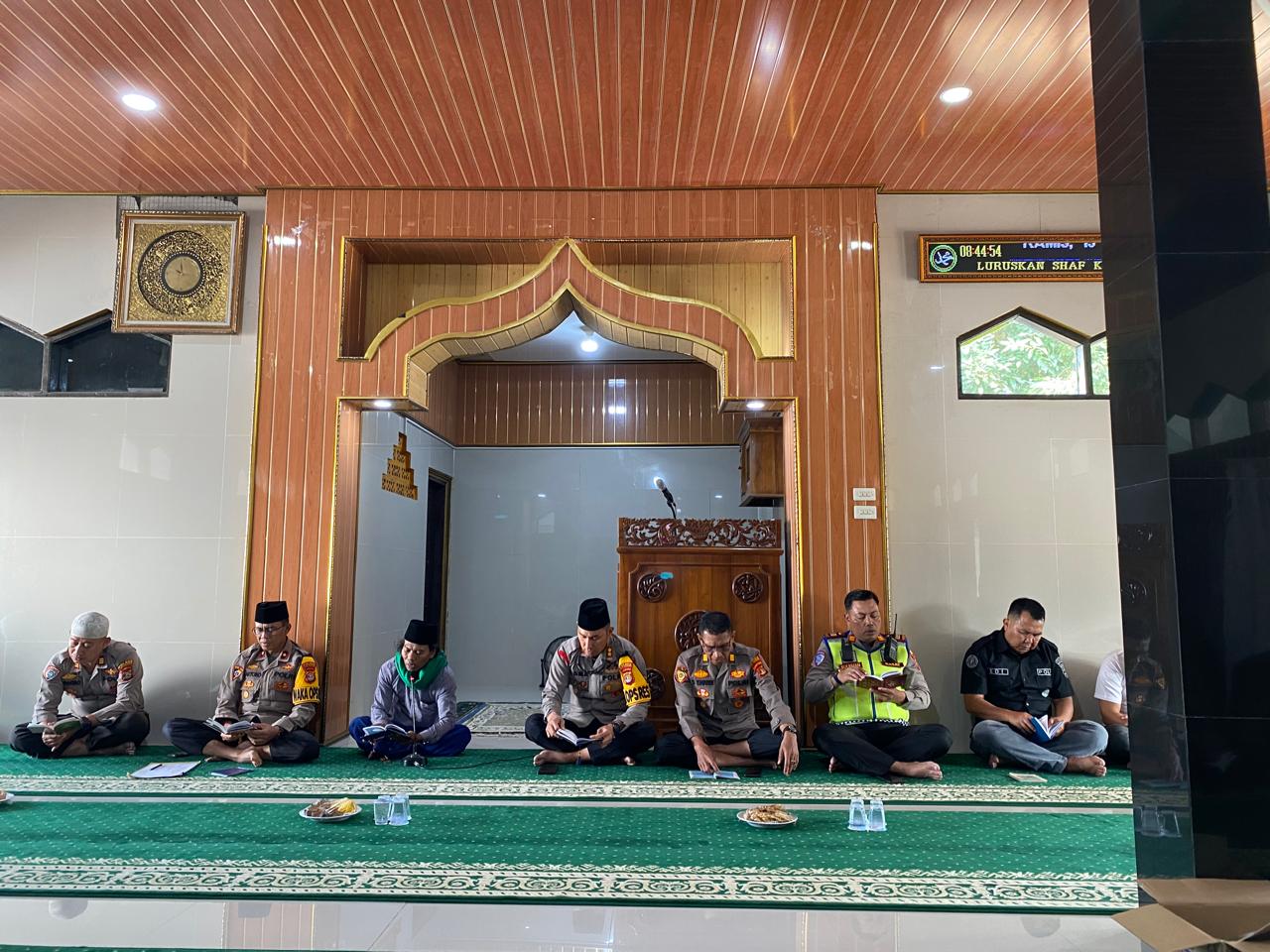 POLRES WAY KANAN GELAR BINROHTAL DI MASJID DARUL FATAH UNTUK BENTUK KARAKTER PERSONEL BERAKHLAK MULIA