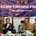 KURANG DARI 12 JAM, TERDUGA PEMBUNUH SECURITY PT AKG SUNGSANG SERAHKAN DIRI KE POLRES WAY KANAN