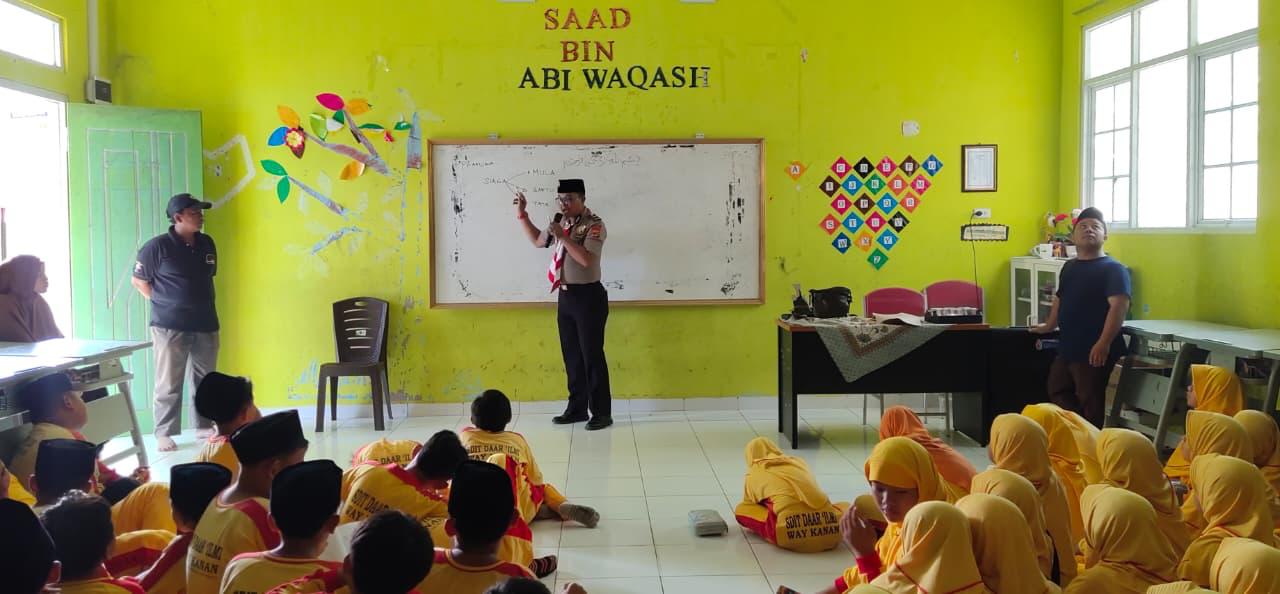 PERINGATI HARI PRAMUKA DI SEKOLAH, POLSEK UMPU SEMENGUK BERI PEMBEKALAN UNTUK INDONESIA BERDAULAT ADIL DAN MAKMUR KEPADA GENERASI MUDA