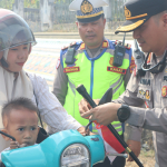 SEMARAKKAN HUT KE-81 KEMERDEKAAN RI, POLRES WAY KAN DAN JAJARAN SERENTAK BAGIKAN BENDERA MERAH PUTIH KEPADA MASYARAKAT