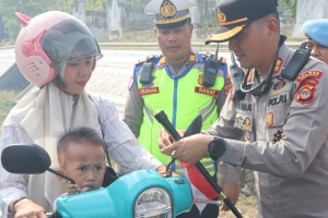 SEMARAKKAN HUT KE-81 KEMERDEKAAN RI, POLRES WAY KAN DAN JAJARAN SERENTAK BAGIKAN BENDERA MERAH PUTIH KEPADA MASYARAKAT