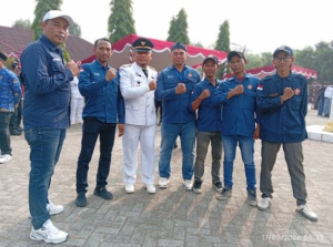 CAMAT TELUKJAMBE BARAT DAN KARANG TARUNA DESA MARGAKAYA JALIN KEBERSAMAAN USAI PENGIBARAN BENDERA HUT KE-81 RI