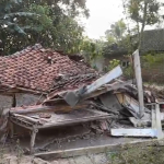 Rumah Ambruk di Tengah HUT RI ke-81, Abah Sait Dibantu Warga