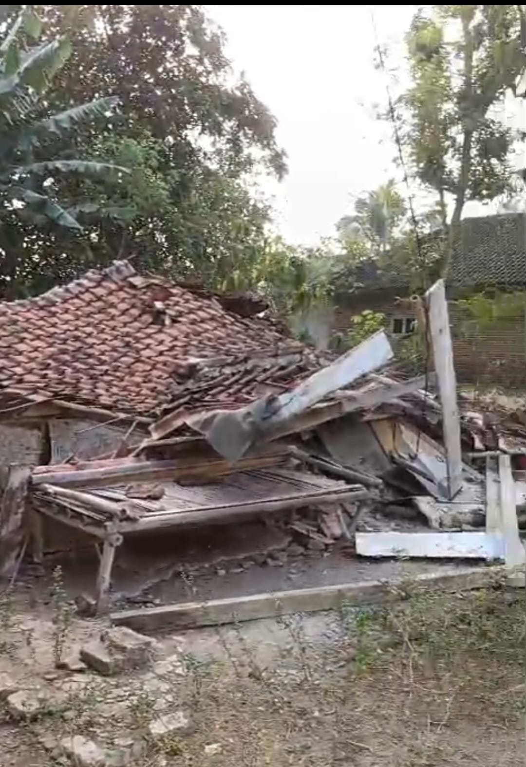 Rumah Ambruk di Tengah HUT RI ke-81, Abah Sait Dibantu Warga