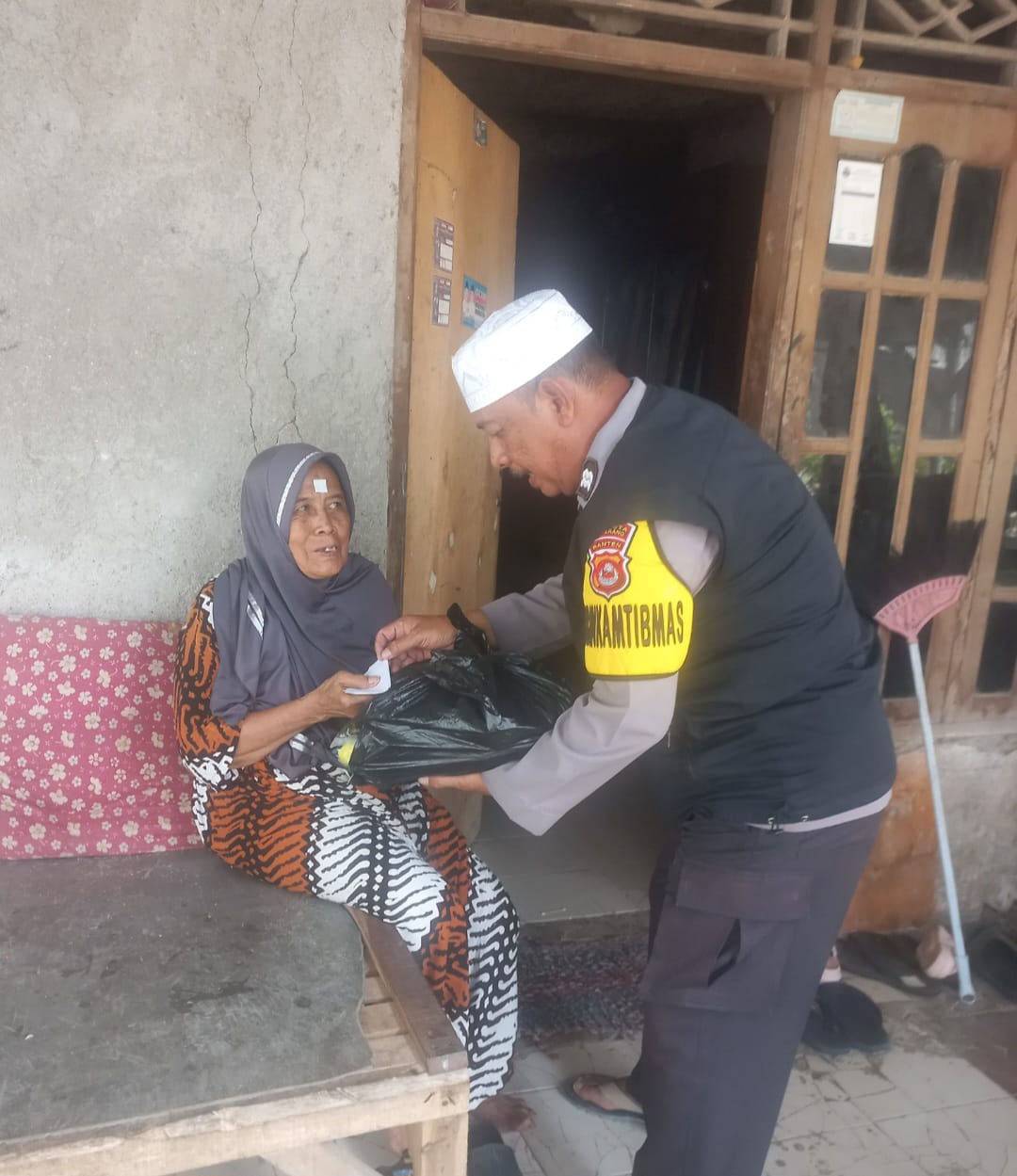 Bhabinkamtibmas Polsek Mauk Salurkan Sembako untuk Warga Kemiri
