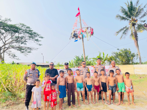 Bukan Sekadar Memanjat, Anak-Anak Panongan Belajar Arti Perjuangan dari Sebatang Pinang