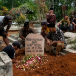 SEMANGAT GOTONG ROYONG WARGA, KADUS DUSUN 1 KEMU PIMPIN PENGGALIAN PEMAKAMAN DI TPA KAMPUNG KEMU