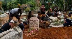 SEMANGAT GOTONG ROYONG WARGA, KADUS DUSUN 1 KEMU PIMPIN PENGGALIAN PEMAKAMAN DI TPA KAMPUNG KEMU