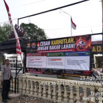 POLSEK BARADATU CEGAH KARHUTLA: PASANG BANNER HIMBAUAN STOP KARHUTLA DI SEJUMLAH KAMPUNG