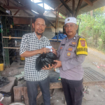 Wujud Kepedulian Polri, Bhabinkamtibmas Desa Kemiri Polsek Mauk Salurkan Bansos untuk Warga Kampung Kemiri