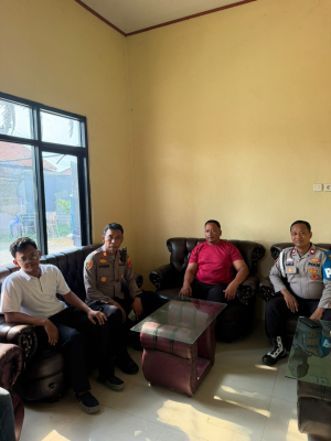 Pererat Sinergi dan Jaga Kamtibmas, Personel Polsek Mauk Sambangi Kantor Desa Lontar