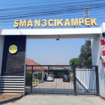 Arogansi di Balik Tembok Sekolah? SMAN 3 Cikampek Tegang Saat Dikonfirmasi Dana BOS!