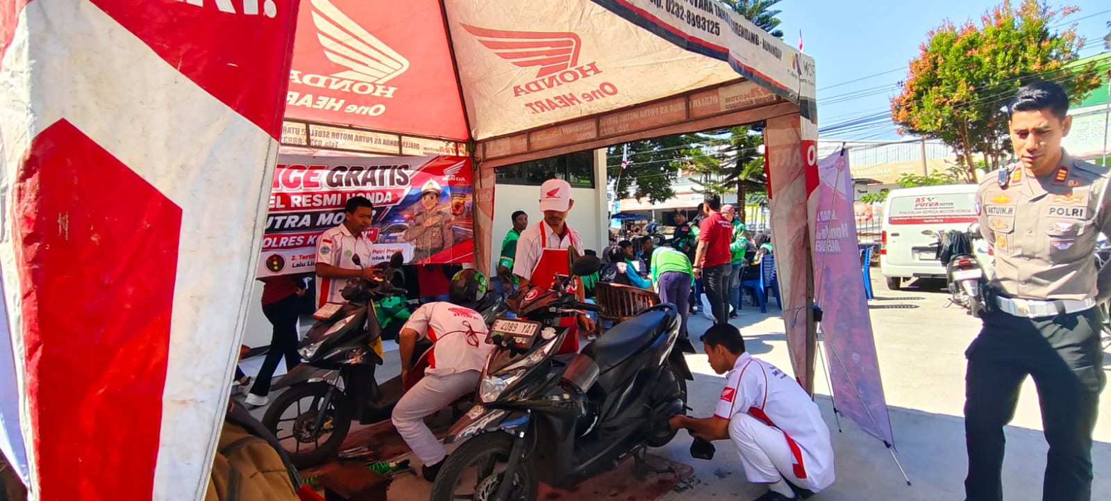 Puluhan Driver Ojol di Kuningan Dapat Servis Motor dan Ganti Oli Gratis dari Polisi