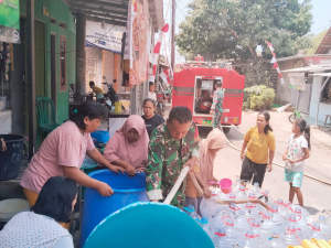 TNI Hadir di Tengah Warga, 5.000 Liter Air Bersih Mengalir ke Kedung Krisik Utara