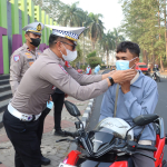Polsek Kresek Bagikan Masker Antisipasi Abu Vulkanik GAK