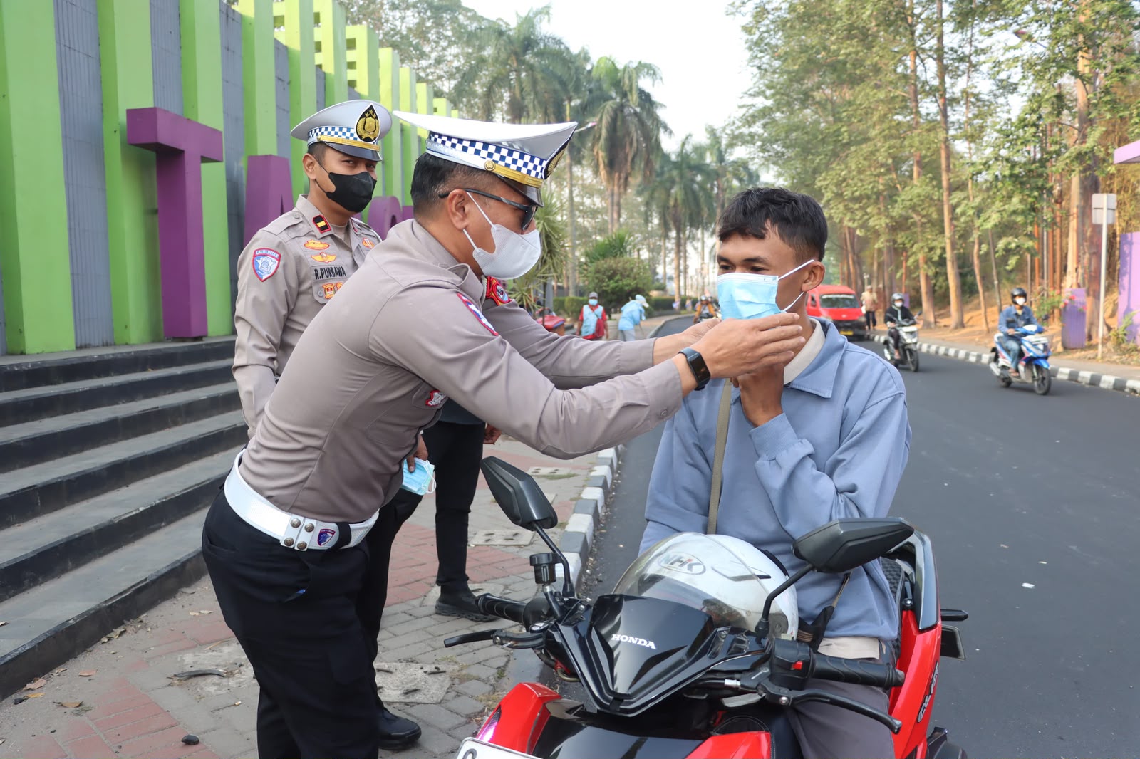 Polresta Tangerang Bagikan Masker Antisipasi Abu Vulkanik GAK