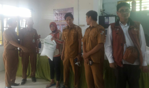 BULOG SALURKAN BANTUAN BERAS KEPADA WARGA DESA MADUKORO BARU LAMPUNG UTARA