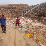 Cegah Kebakaran Sampah, Polsek Mauk dan Damkar Basahi TPA Jatiwaringin