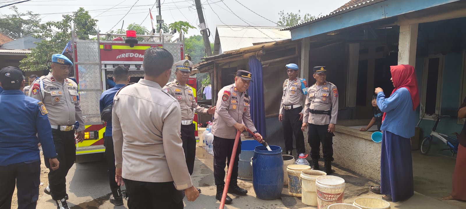 Polresta Tangerang Salurkan 3.000 Liter Air Bersih ke Warga