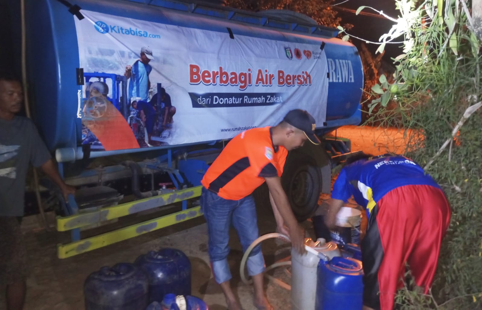 Rumah Zakat dan BPBD Pringsewu Salurkan Air Bersih Gratis