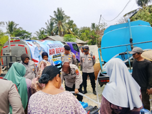 Polsek Kresek Salurkan Ribuan Liter Air Bersih ke Sidoko