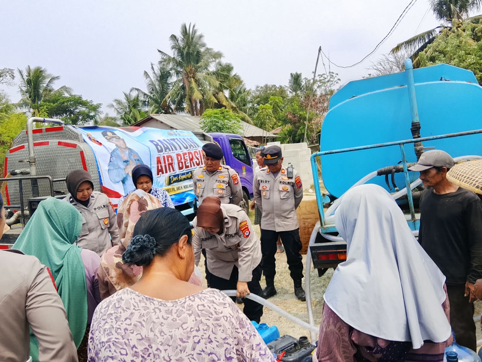 Polsek Kresek Salurkan Ribuan Liter Air Bersih ke Sidoko