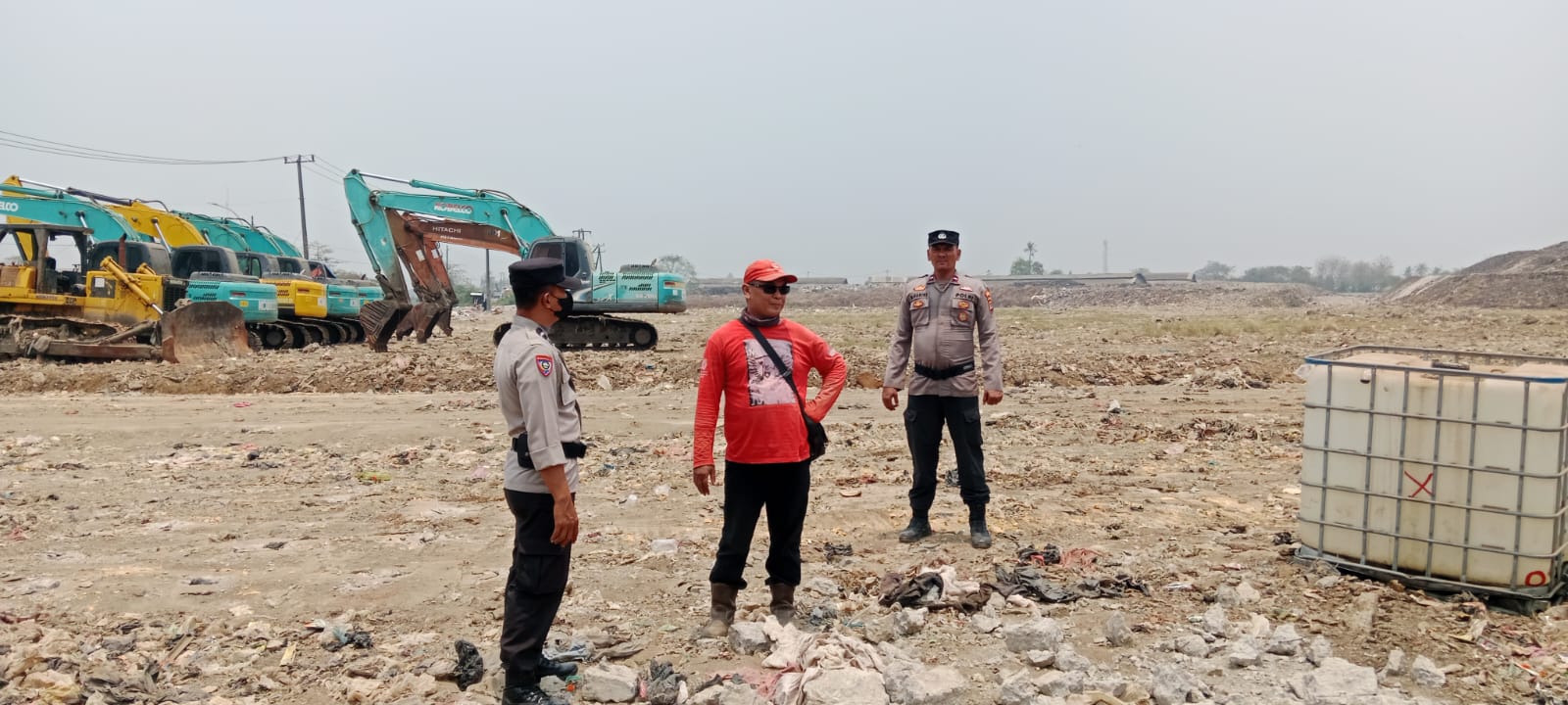 Petugas Gabungan Patroli dan Imbau Pemulung di TPA Jatiwaringin