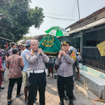 Kapolsek Kedawung Antar Jenazah Korban, Bentuk Empati Polisi kepada Keluarga