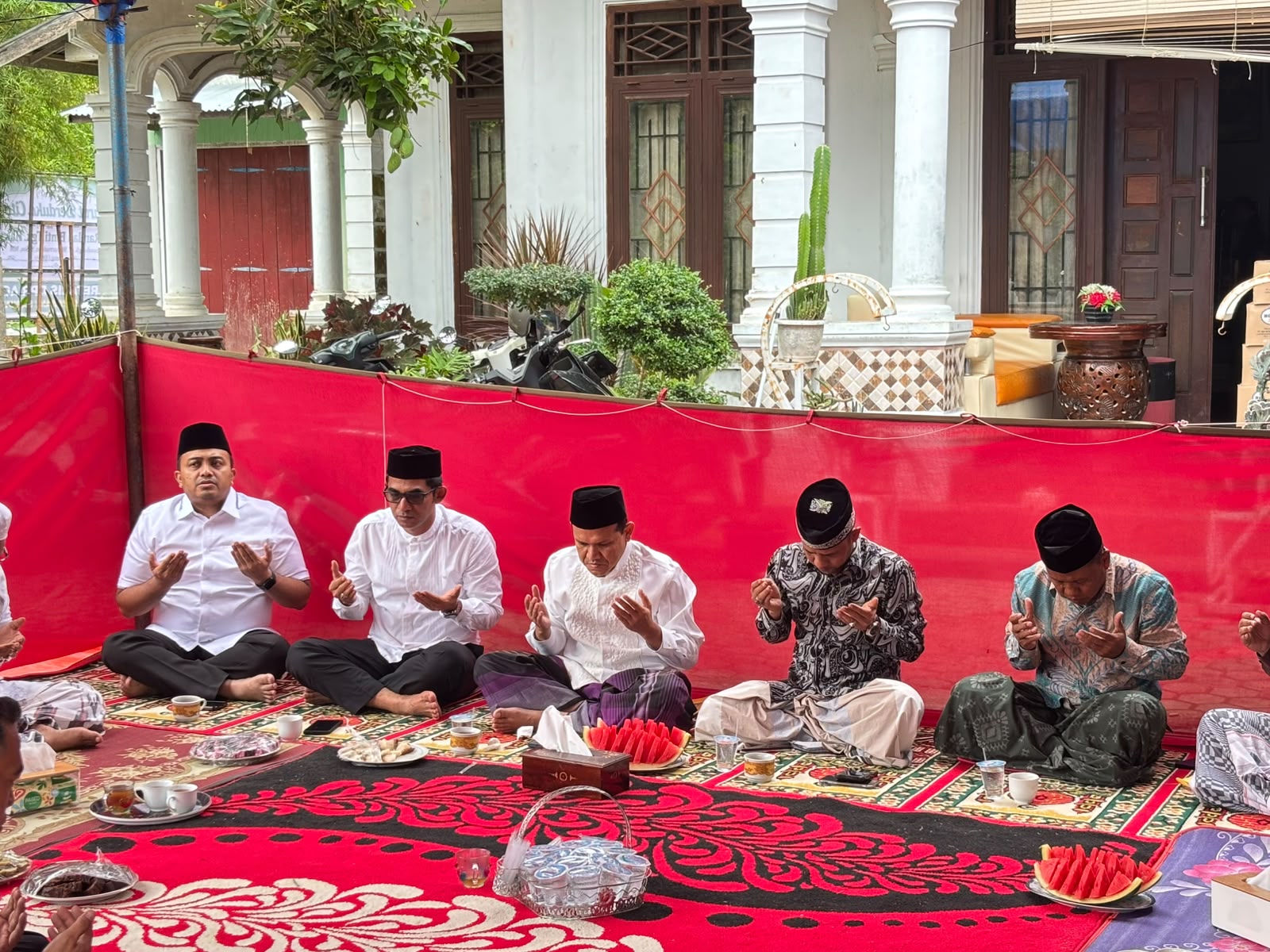 Wagub Aceh Dek Fadh Silaturahmi ke Rumah Duka Ibunda Tgk. Muharuddin