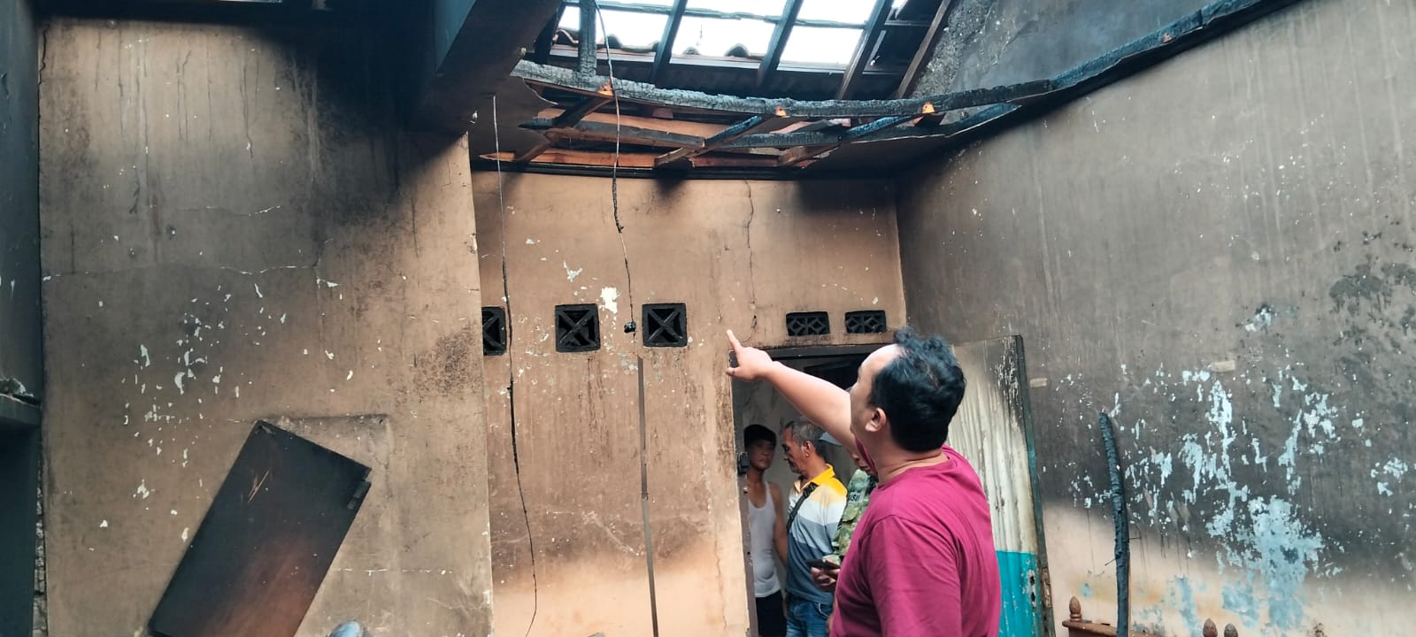 Polsek Mundu Bersama Damkar Tangani Kebakaran Rumah di Banjarwangunan