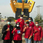 Peduli Warga Terdampak Abu Vulkanik, PDI Perjuangan Pringsewu Bagikan Masker dan Vitamin