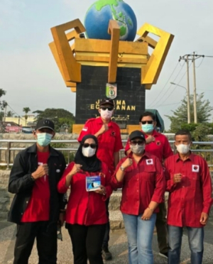 Peduli Warga Terdampak Abu Vulkanik, PDI Perjuangan Pringsewu Bagikan Masker dan Vitamin