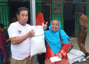 Pekon Sukoharum Salurkan Bantuan Pangan Beras, 230 KPM Terima 690 Sak