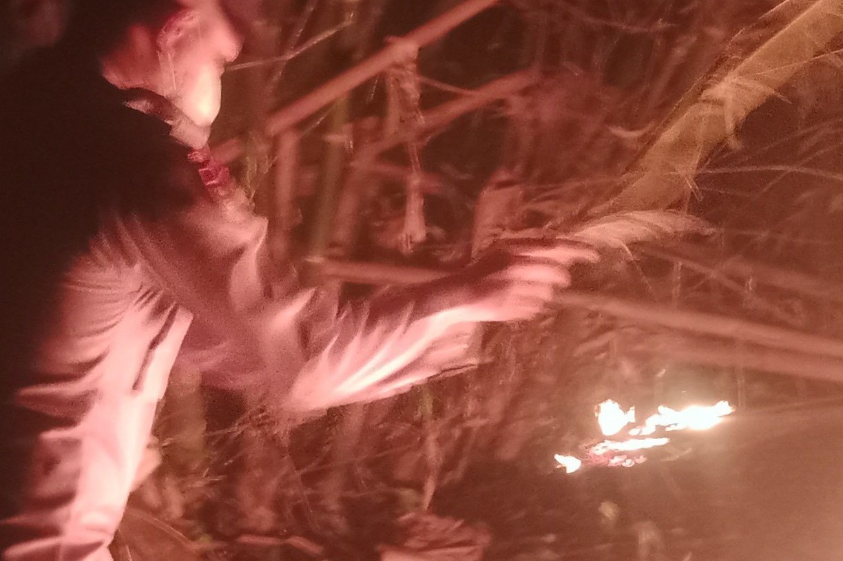 Bhabinkamtibmas Gerak Cepat Tangani Kebakaran Perkebunan Bambu di Tanjung Rejo