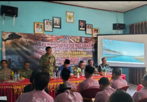 Tim Mabes TNI Edukasi Warga Kec. Gunung Alip Cegah Karhutla