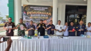 Kejari Pringsewu Musnahkan Barang Bukti dari 72 Perkara Pidana yang Telah Inkracht