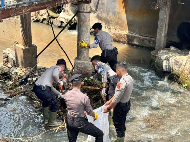Polres Kuningan Bersih-Bersih Pasar Baru dan Sungai Citamba