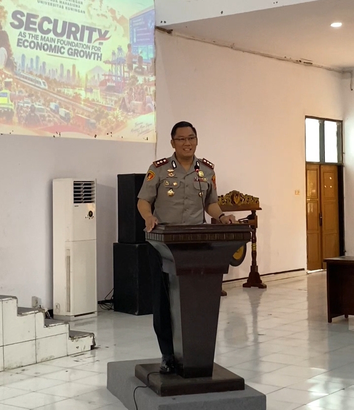 Kapolres Kuningan Berikan Kuliah Umum kepada Mahasiswa Baru Uniku