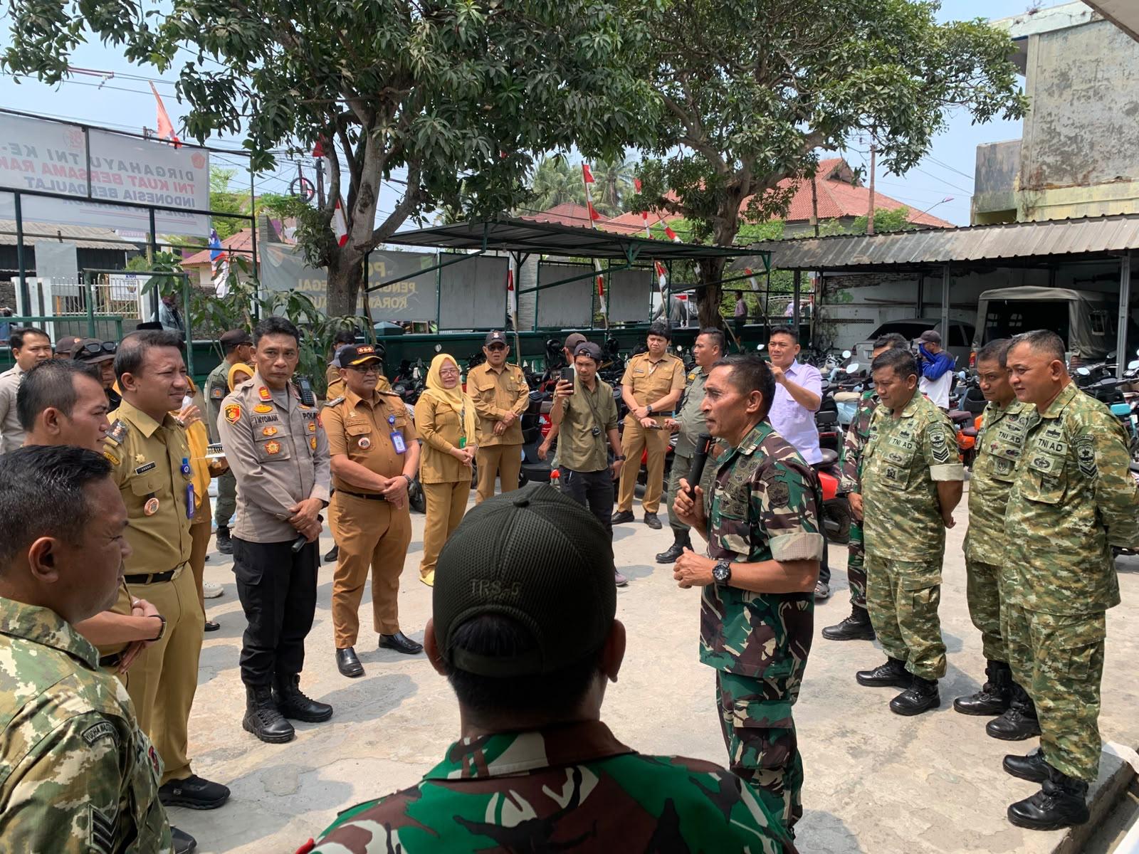 Forkopimcam Mauk Sambangi Koramil 09/Mauk Berikan Kejutan HUT TNI