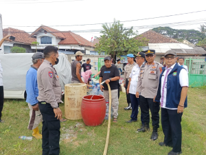 Polsek Kresek Distribusikan Ribuan Liter Air Bersih ke Warga Kandang Gede