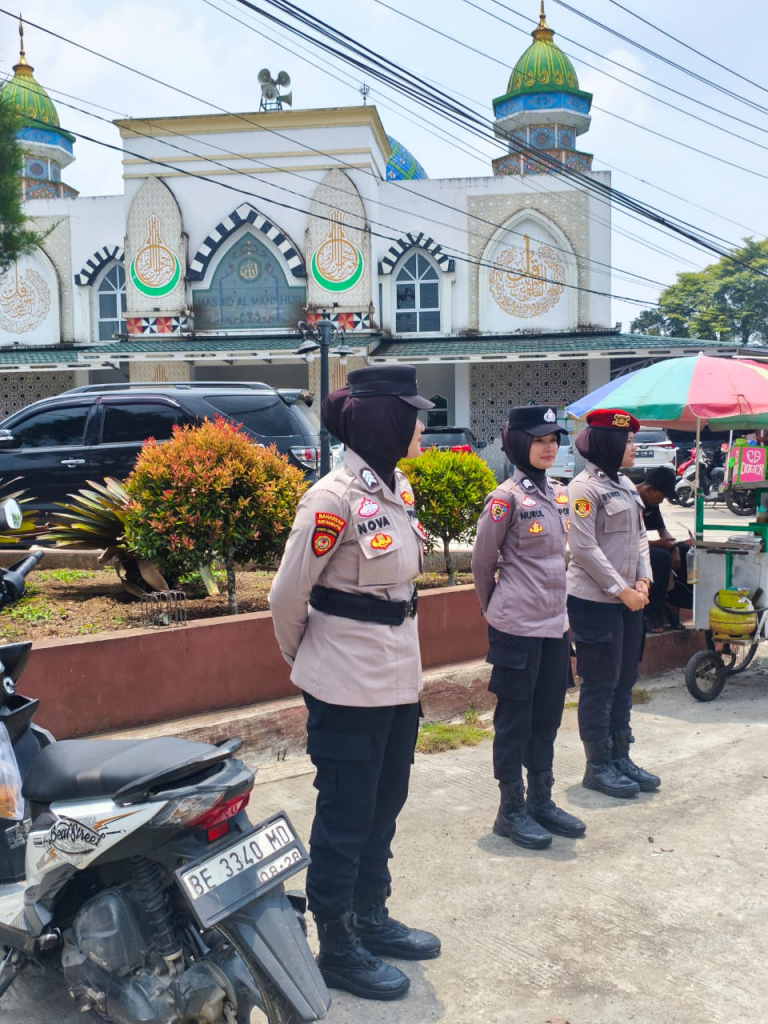 Polwan Polres Lampung Barat Amankan Sholat Jumat di Masjid Al-Mansyur