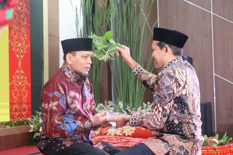 Wagub Aceh Dek Fadh Hadiri Peusijuek Tiga Pejabat Asal Aceh