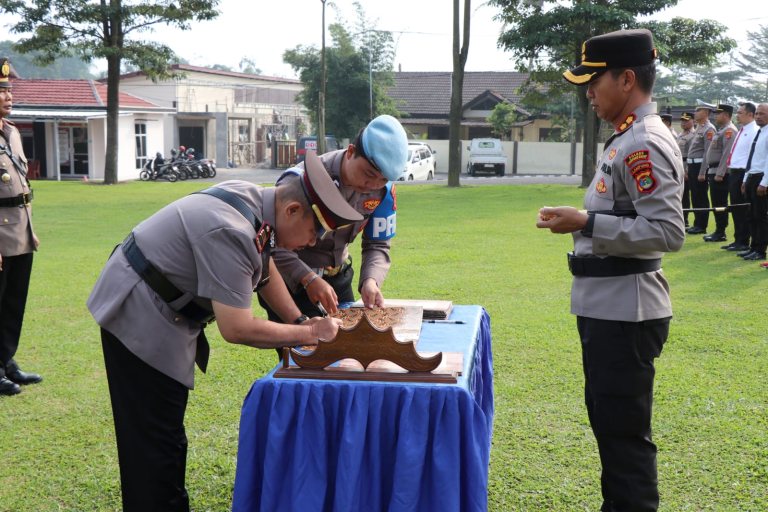 Kapolres Lampung Barat Pimpin Sertijab Kasat dan Kapolsek