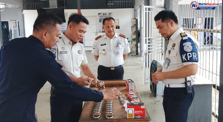 Tingkatkan Keamanan, Kepala Rutan Manna Pimpin Penggantian Gembok Kamar Hunian