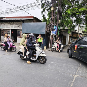 Polsek Mauk Atur Lalu Lintas Pagi di Pertigaan Jatiwaringin