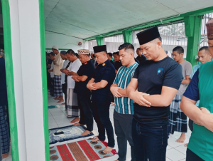Hilangkan Sekat, Karutan dan Jajaran Rutan Manna Shalat Jumat Satu Shaf Bersama WBP