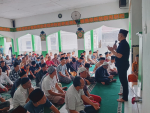 Hilangkan Sekat, Karutan dan Jajaran Rutan Manna Shalat Jumat Satu Shaf Bersama WBP