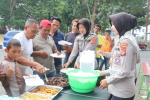 Sat Lantas Polres Kuningan Gelar Jumat Berkah, Bagikan Makanan Gratis